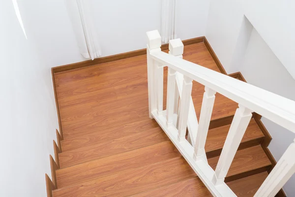Escalera de madera hecha de madera laminada en casa moderna blanca — Foto de Stock