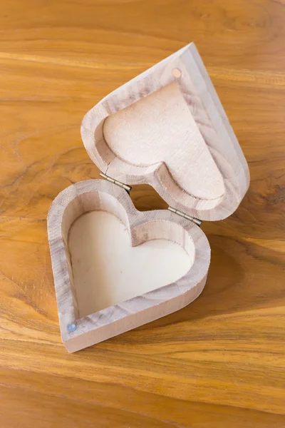 Boîte en bois coeur en forme sur fond en bois brun — Photo