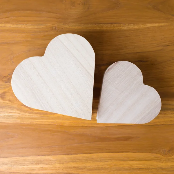 Dřevěné srdce uspořádat tvaru oblak na hnědé dřevěné pozadí — Stock fotografie