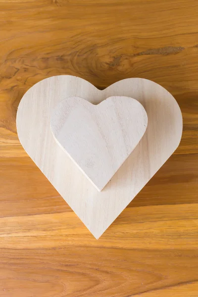 Caja de madera en forma de corazón sobre fondo de madera marrón —  Fotos de Stock