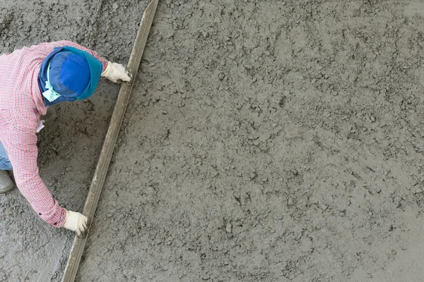 Plasterer concrete cement worker plastering flooring — Stock Photo, Image