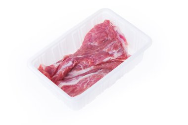 Beyaz arka plan üzerinde izole plastik kutu paket pişmemiş domuz eti