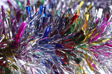 renkli tinsel nesneleri kutlama parti dekore edilmiştir.