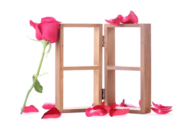 Estante de madera decorado con flores de rosas rojas aisladas — Foto de Stock