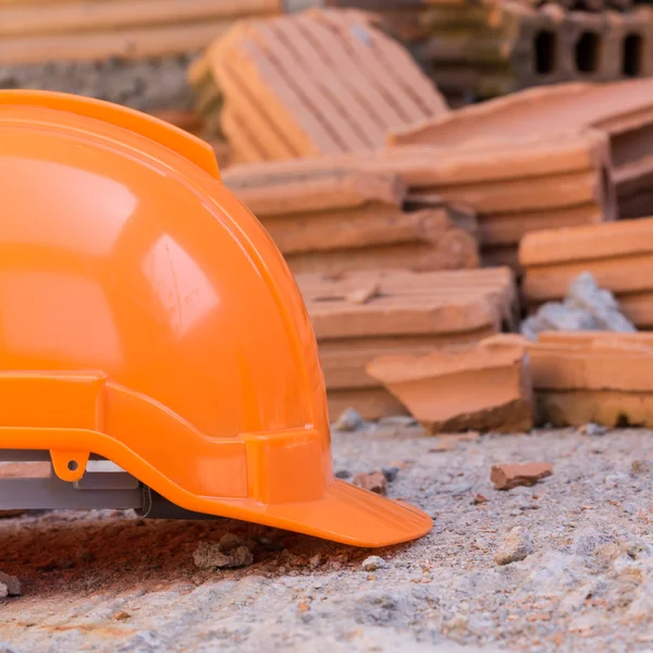 Bouw helm veiligheid voor werknemers beschermen tegen ongevallen — Stockfoto