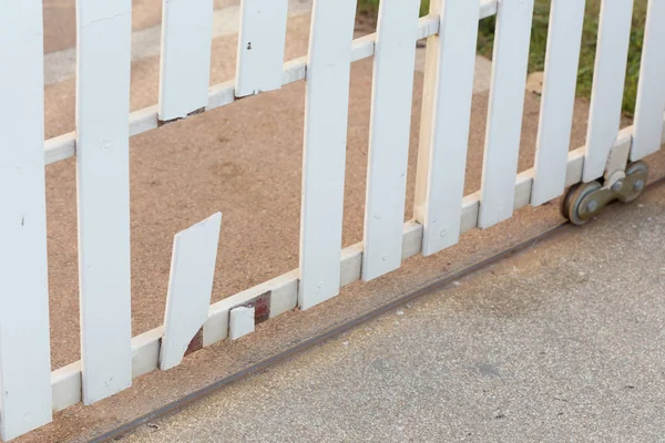Witte houten hek van gebroken beschadigde — Stockfoto