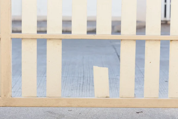 Белый забор из сломанной древесины — стоковое фото