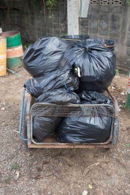 Siyah çanta çöp yığını hazırlamak atık bertaraf