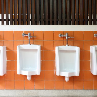 Erkekler banyo tuvalet beyaz pisuar dekor iç