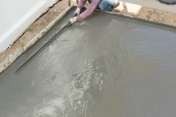 Plasterer concrete cement worker plastering flooring — Stock Photo, Image