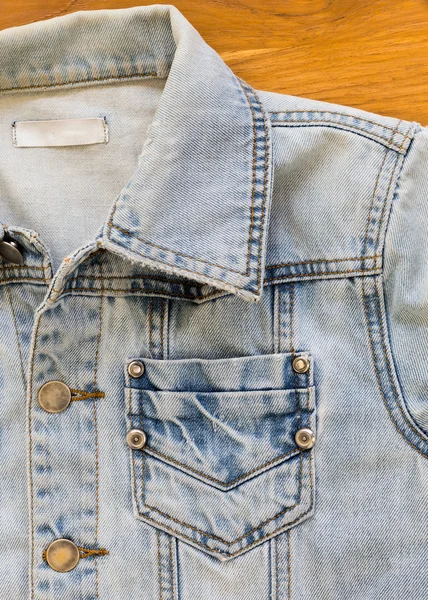 Jean shirt met zak en metalen knop op kleding textiel — Stockfoto