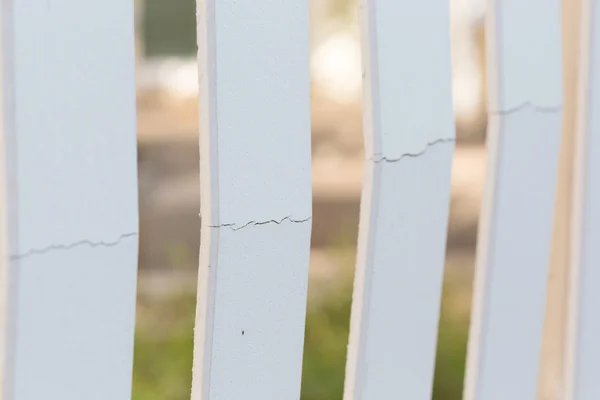 Recinzione in legno bianco di rotto danneggiato — Foto Stock