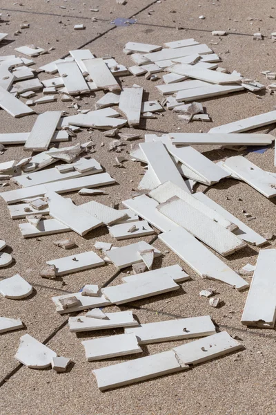 Stapel van gebroken beschadigde houten plank — Stockfoto