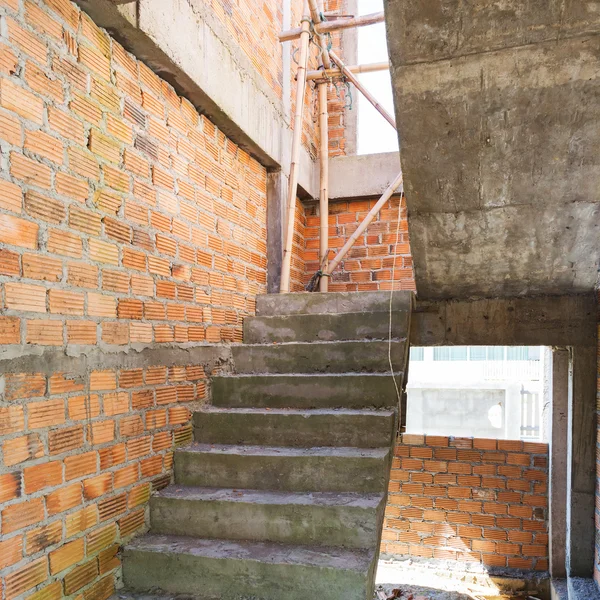 Casa de construção de residencial com parede de tijolos e cimento — Fotografia de Stock