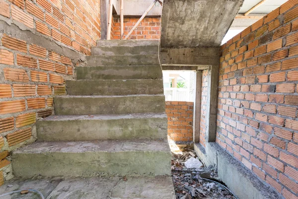 Maison de construction résidentielle avec mur de briques et de ciment — Photo