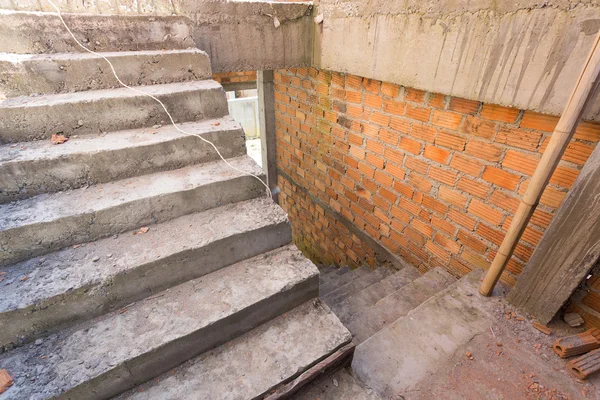 Maison de construction résidentielle avec mur de briques et de ciment — Photo