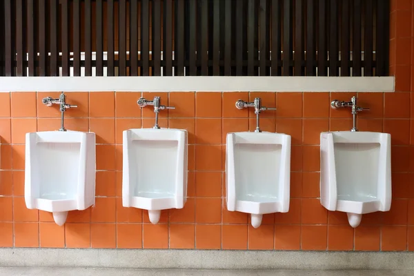 Decoración interior de los urinarios blancos en los hombres baño inodoro —  Fotos de Stock