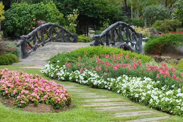 통로와 정원에서 꽃 뜰을 만들기의 풍경 — 스톡 사진