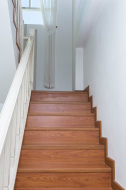 Beyaz modern evde lamine ahşap yapılmış ahşap merdiven