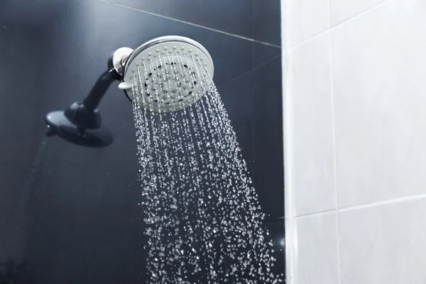 Sprcha hlava v koupelně s kapkami vody tekoucí — Stock fotografie