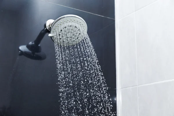 Cabezal de ducha en el baño con gotas de agua — Foto de Stock