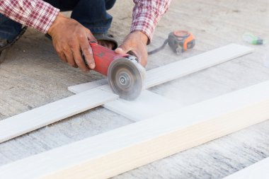 Elektrik kullanarak marangoz El Ahşap inşaat sahasında gördüm
