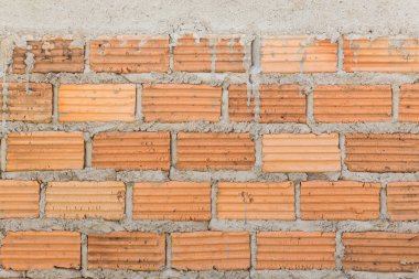 tuğla duvar arka planda şantiye