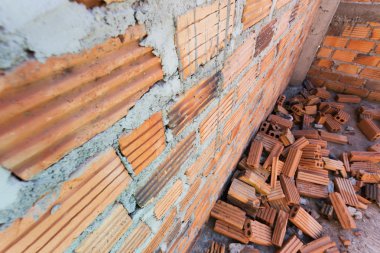 Şantiye tuğla duvar arka plan ile tuğla yığını