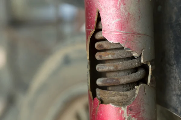 Motorcykel chock absorbatorn rostig spricka sönder — Stockfoto