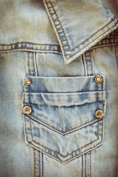 Camicia Jean con tasca e bottone metallico su tessuto abbigliamento — Foto Stock