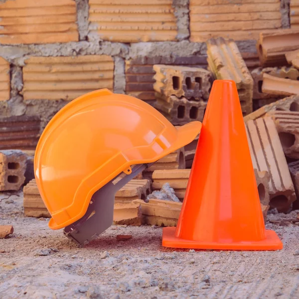 头盔安全施工和施工现场锥 — 图库照片