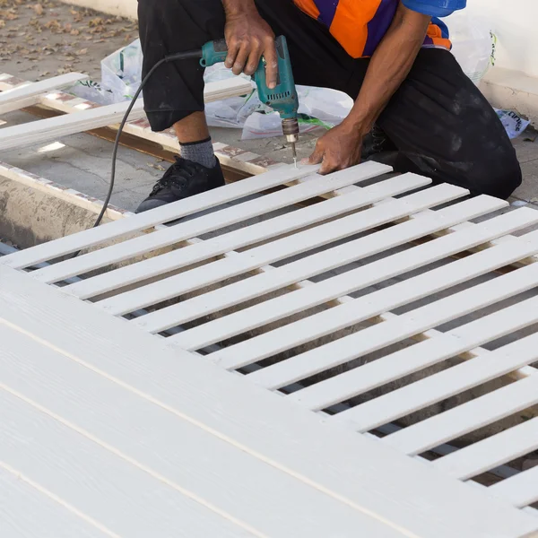 Timmerman handen met behulp van elektrische boor op hout — Stockfoto