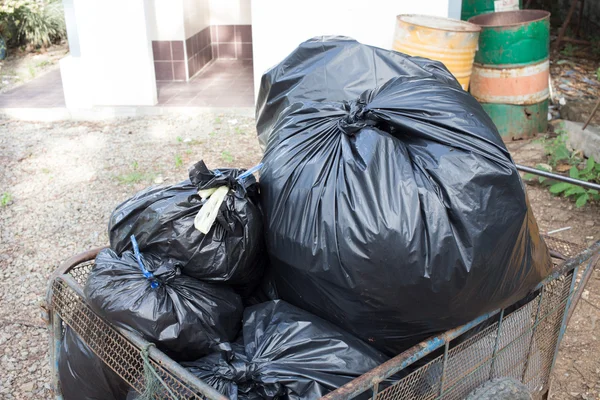 Stapel van zwarte zakken vuilnis bereiden afvalverwijdering — Stockfoto