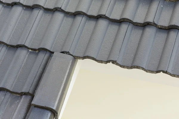 Black roof tiles on new house — Stock Photo, Image