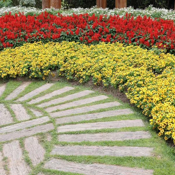 정원에서 통로와 꽃 뜰을 만들기의 풍경 — 스톡 사진