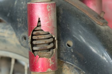 Motosiklet takoz emici paslı çatlak kırık