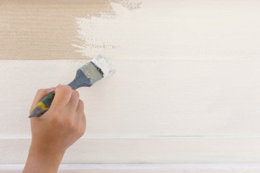 Fırça boyama ahşap çit üzerinde beyaz holding işçi el