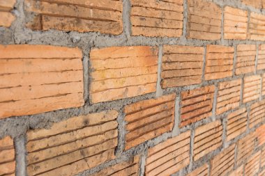 tuğla duvar arka planda şantiye