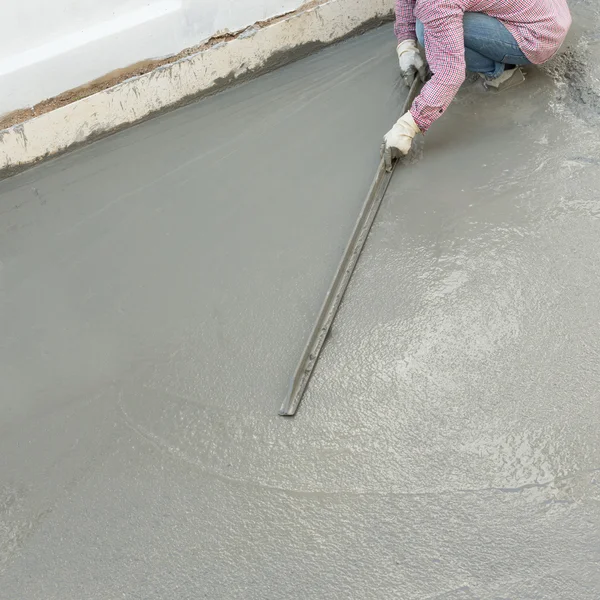 Plasterer concrete cement worker plastering flooring — Stock Photo, Image