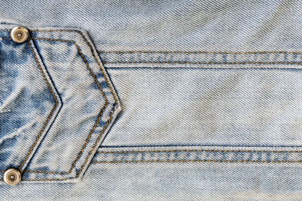 Джинсы джинсовая одежда с металлической кнопкой на ткани одежды — стоковое фото
