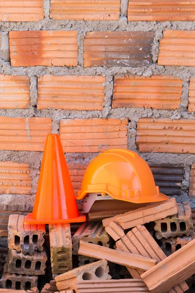 Siguranța casca de construcție și con în șantier de construcții — Fotografie, imagine de stoc