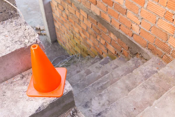 Cone de construção em canteiro de obras com tijolos — Fotografia de Stock