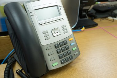 Tablo çalışma ofisinin siyah telefon