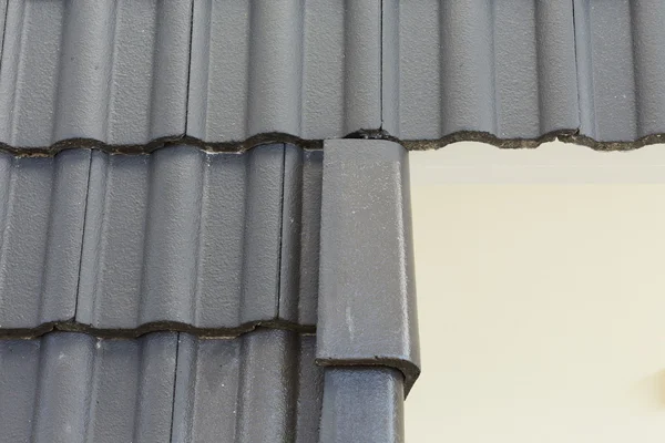 Azulejos de techo negro en casa nueva —  Fotos de Stock