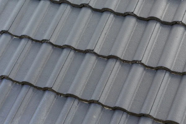 Tuiles de toit noir sur maison neuve — Photo