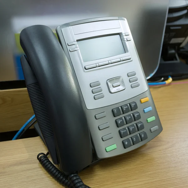 在办事处的工作表上的黑色电话 — 图库照片