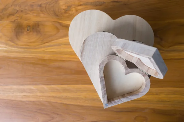 Dřevěné krabice ve tvaru srdce na hnědé dřevěné pozadí — Stock fotografie
