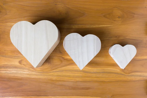 Holzkastenförmiges Herz auf braunem Holzhintergrund — Stockfoto