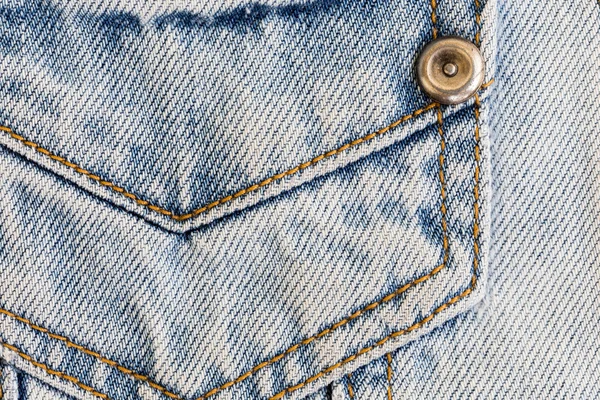 Camisa Jean con bolsillo y botón de metal en la ropa textil — Foto de Stock