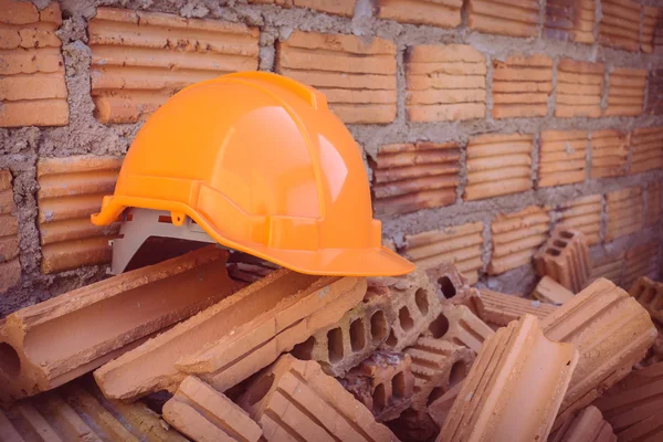 Seguridad del casco de construcción para proteger al trabajador del accidente — Foto de Stock